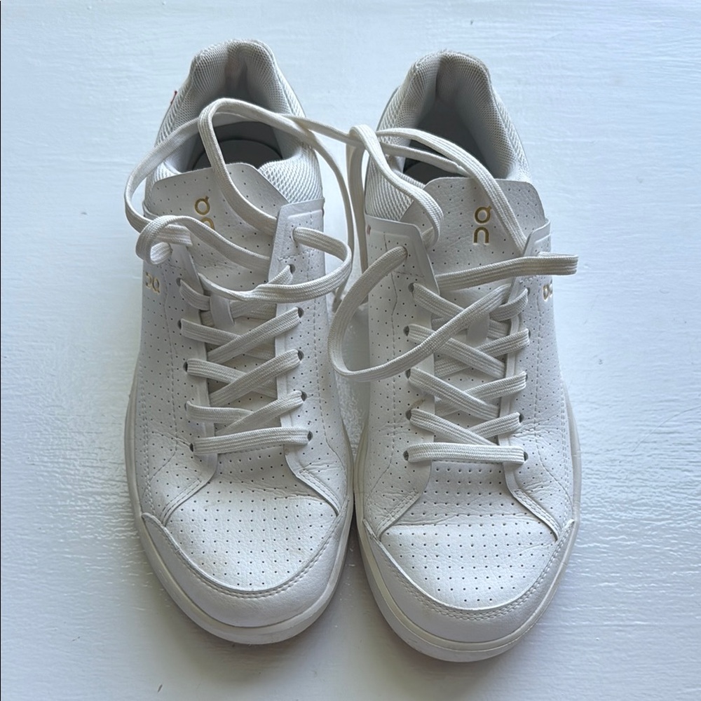On THE ROGER ADVANTAGE Sneakers Minimalist Design